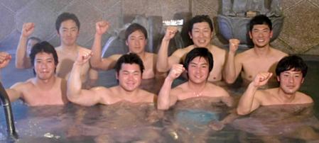 　恒例の松山自主トレで気勢を上げる（前列左から）山田、松井、川端、荒木、（後列左から）谷内、川崎、飯原、阿部