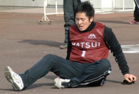 新人９選手のトップでランニングを走り終え座り込む松井裕