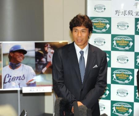 野球殿堂入りを果たし、笑顔で取材に応じるソフトバンク・秋山監督