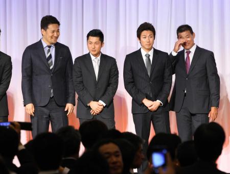 　山崎氏の引退記念パーティーに出席した楽天・田中（左端）。右端は福留