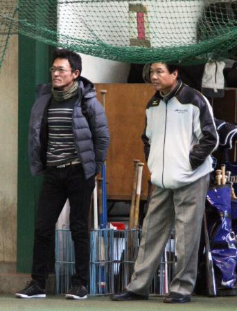 　室内練習場で自主トレを見守る伊原監督（右）と河田コーチ