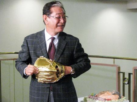 　６７歳の誕生日ケーキと金色のグラブを報道陣から贈られ、笑顔の星野監督