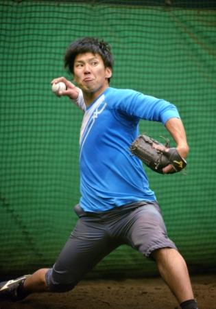 　ブルペンで投球練習する大場＝西戸崎室内練習場