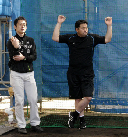 増設されたブルペンをチェックする伊東監督（右）＝石垣市総合運動公園