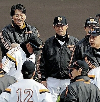 円陣で笑顔を見せる松井臨時コーチ（左上）と川相ヘッドコーチ（中央）