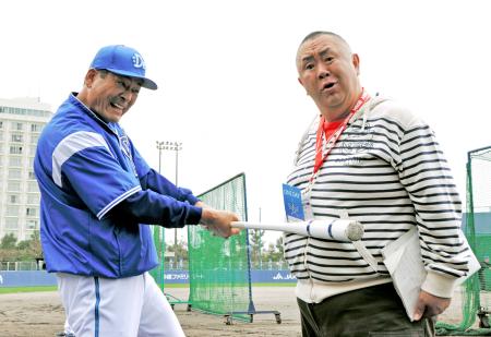 　デイリースポーツ特命応援団長の松村邦洋氏（右）の腹にバットを打ちこむふりをする中畑監督