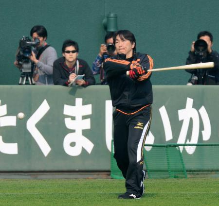 　ノックのボールを空振りする松井臨時コーチ