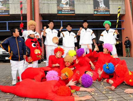 　赤鬼を退治してポーズをとる（左から）村田、菅野、杉内、内海、長野（撮影・西岡　正）