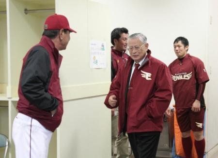 　楽天の星野監督（左）の案内で松井裕（右）と話をした日本野球機構の熊崎勝彦コミッショナー