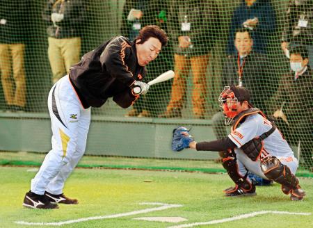 　菅野の内角球に体勢を崩す松井臨時コーチ（撮影・西岡　正）