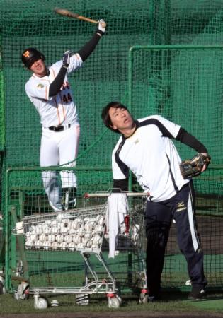 　大田（左）の打撃投手を務めた松井臨時コーチ