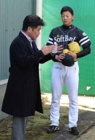 　工藤公康氏（左）から指導を受ける川原＝生目の杜運動公園