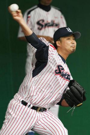 　ブルペンで投球練習するヤクルト・真田