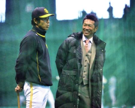 打撃練習を見ながら話す秋山監督（左）と日本代表の小久保監督