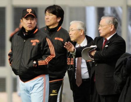 　原監督（左）、松井臨時コーチ（左から２人目）と話す白石オーナー（左から３人目）と熊崎コミッショナー