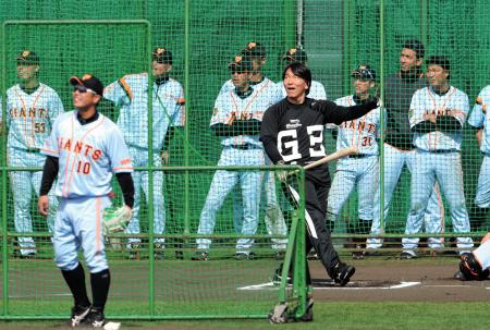 阿部（手前）を相手に柵越え弾を放った松井臨時コーチ