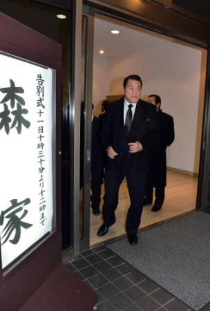 森徹氏の通夜に参列したアントニオ猪木参院議員＝東京都荒川区の町屋斎場