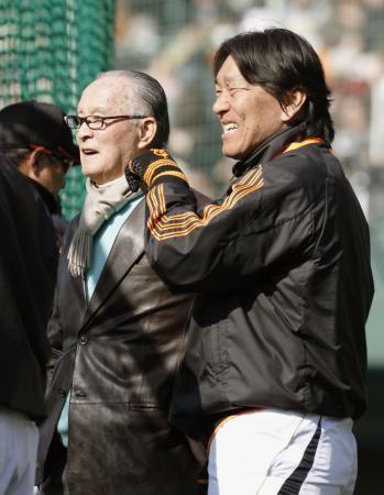 　巨人のキャンプを視察に訪れ、臨時コーチを務める松井秀喜氏（右）と談笑する長嶋茂雄氏＝１１日午前、宮崎市