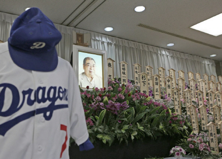 ユニホームなどが飾られた元中日の森徹氏の祭壇＝東京都荒川区の町屋斎場