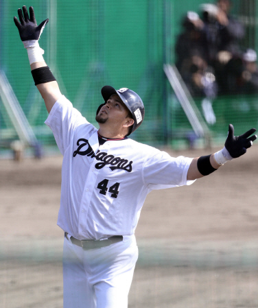 　左中間に本塁打を放ち両手を広げて生還するゴメス