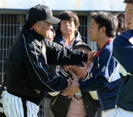 　阪神の掛布ＤＣ（左）と握手を交わす西武・森