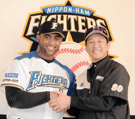 　入団会見で栗山監督（右）と笑顔で握手するミランダ（撮影・北野将市）