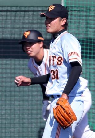 紅白戦の２回裏２死、河野（後方）を二ゴロに仕留めた宮国＝サンマリンスタジアム宮崎