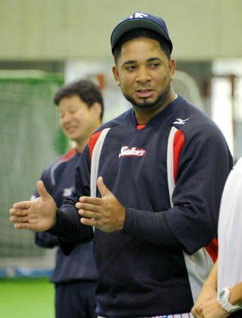 　球団が春季キャンプを張る沖縄県浦添市で練習に臨むヤクルトのバレンティン選手＝１２日午前