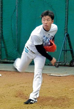 　ブルペンで投球練習を行う斎藤佑