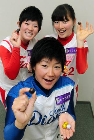 　チョコレートを手に女子プロ野球をアピールする田中幸夏（手前）、中村茜（後列左）、金山亜莉紗