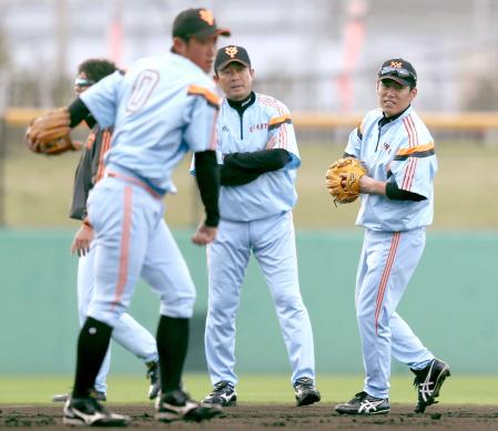 　早出練習で、藤村（手前）とノックを受ける井端（右端）。中央は川相コーチ