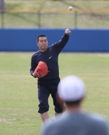 　休日返上でキャッチボールする山本昌＝読谷球場