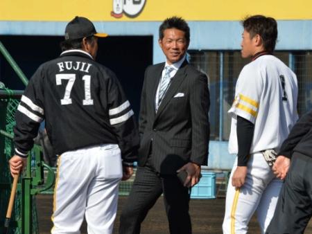 試合前の練習で、内川（右）に声を掛ける侍ジャパンの小久保監督＝生目の杜運動公園