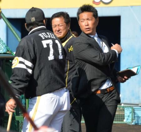 試合前のソフトバンクの練習中、藤井コーチ（左）と話をする侍ジャパンの小久保監督（右）＝生目の杜運動公園