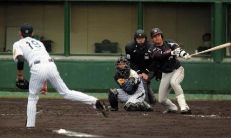 　２回、吉田は左前タイムリーを放つ（撮影・棚橋慶太）