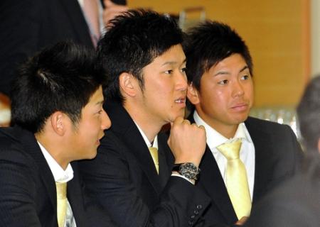 　新人選手研修会の席に着く（左から）阪神・横田、岩貞、梅野（撮影・会津智海）
