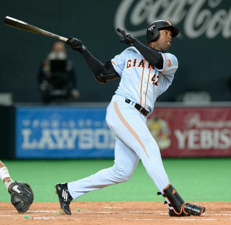 　３回、右中間へ二塁打を放つアンダーソン