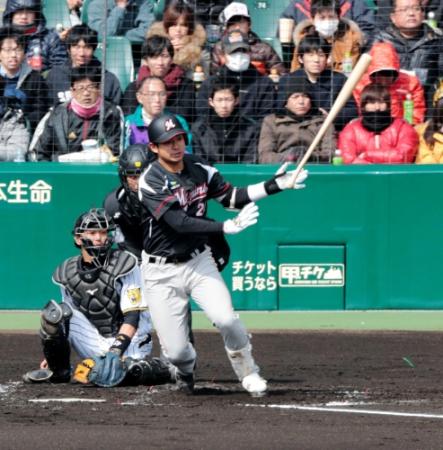 ２回、左越え適時二塁打を放つ吉田＝甲子園（撮影・持木克友）