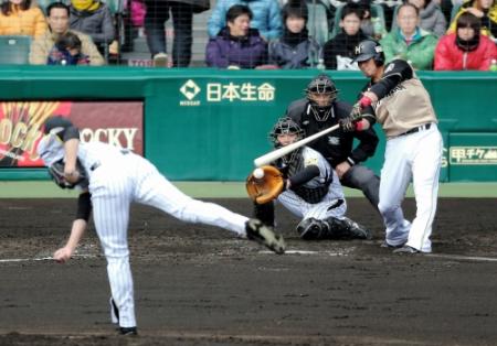 ３回、中田を空振り三振に打ち取る藤浪＝甲子園（撮影・棚橋慶太）