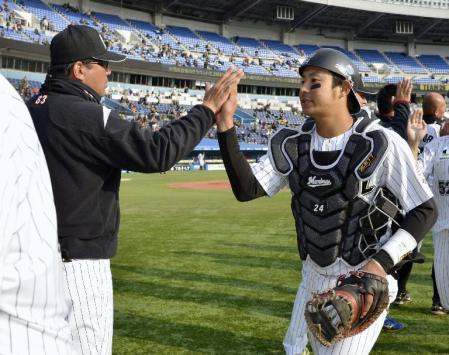 　西武に勝利し、伊東監督（左）に迎えられるロッテ・吉田