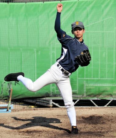 　投球練習する池田のエース・名西