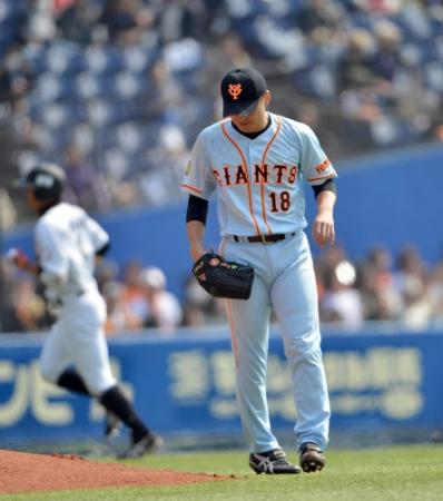 　１回、荻野貴（左）に左越えソロを打たれた杉内