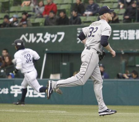 　３回、西武・浅村（左）に２点打を浴びたオリックスのディクソン＝西武ドーム