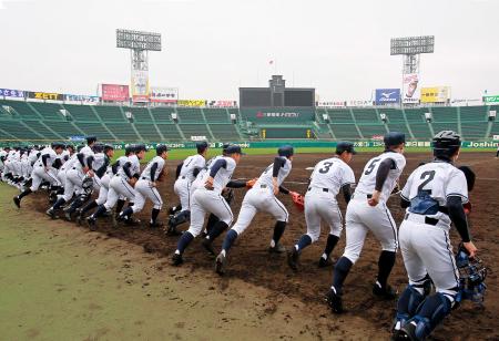 　２２年ぶりに“聖地”のグラウンドに立ち、元気よく練習へ向かう池田ナイン（撮影・立川洋一郎）