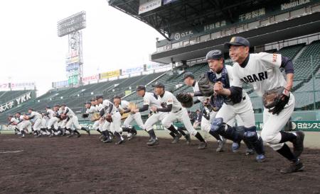 　元気よくグラウンドへ走り出す今治西ナイン（撮影・持木克友）