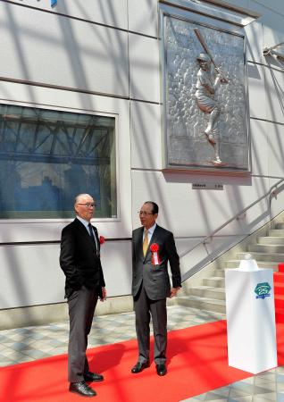 　往年の勇姿をかたどった大型レリーフの除幕式に登場した長嶋氏（左）と王氏