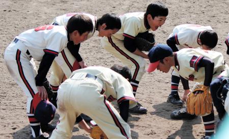 　円陣を組み気合を入れる箕面モンキーズナイン