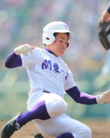 ８回、勢いよく三塁へ滑り込む関東一・臼井＝甲子園（撮影・神子素慎一）