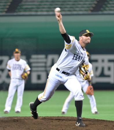 内野手との連係プレーの練習をするサファテ