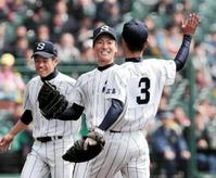 　１３奪三振の好投で初戦を突破した新庄・山岡（中央）は笑顔でナインとハイタッチをかわす（撮影・坂部計介）